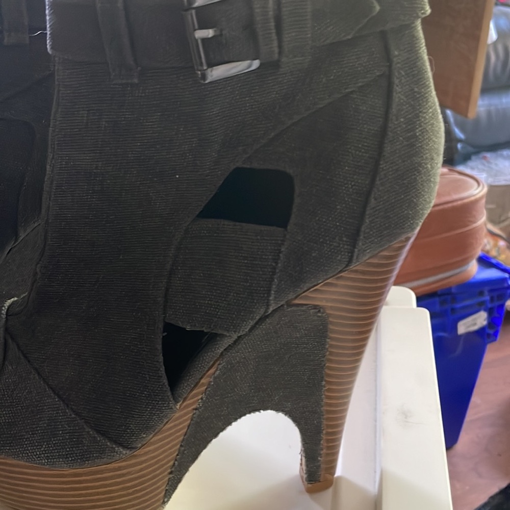 Shoes - Picture 5 of 8